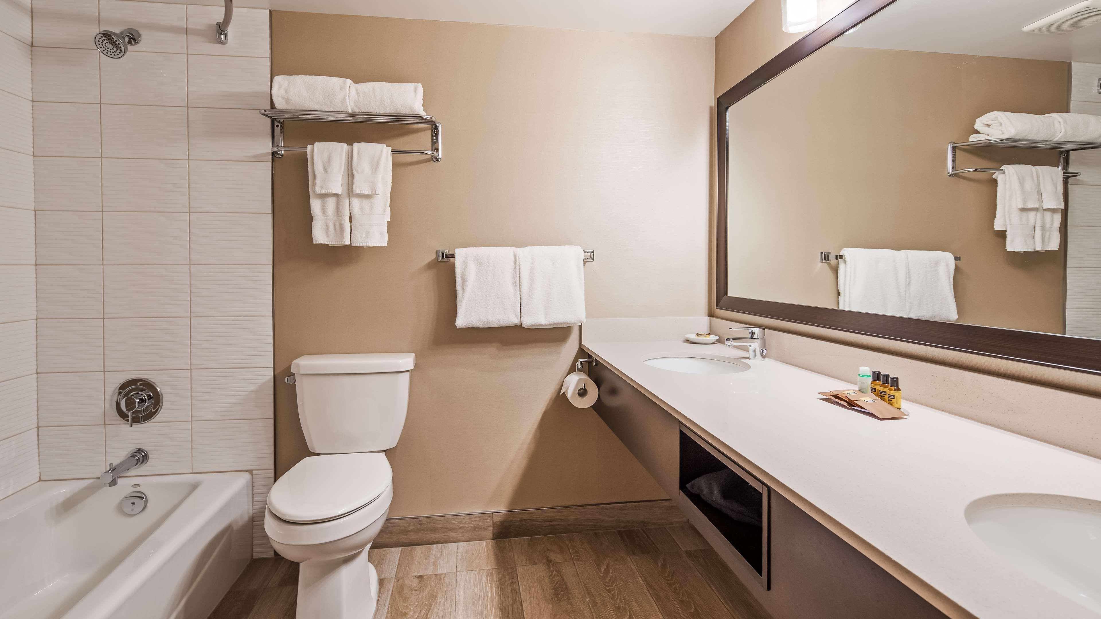 Best Western Plus Calgary Centre Inn Экстерьер фото