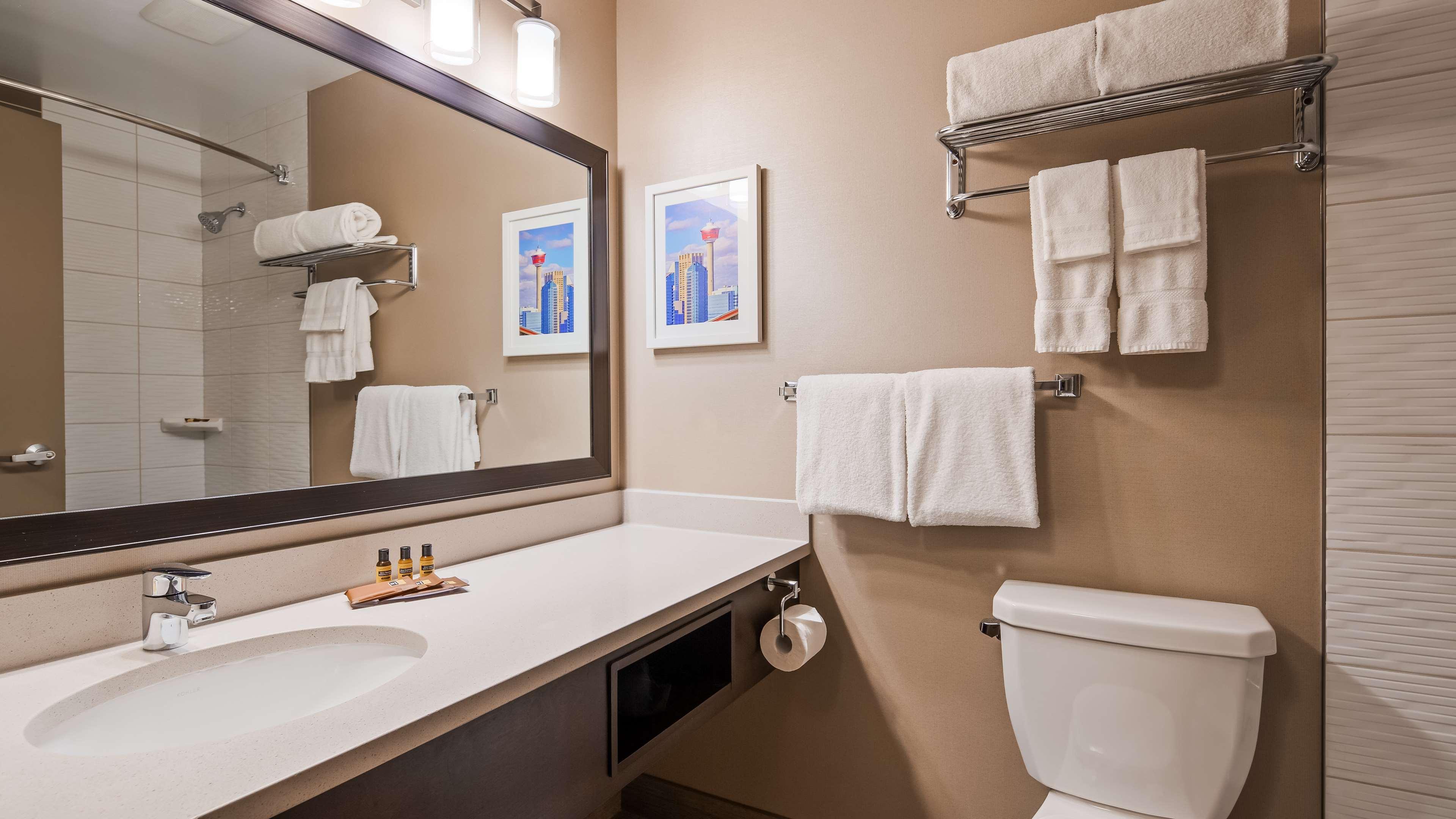 Best Western Plus Calgary Centre Inn Экстерьер фото