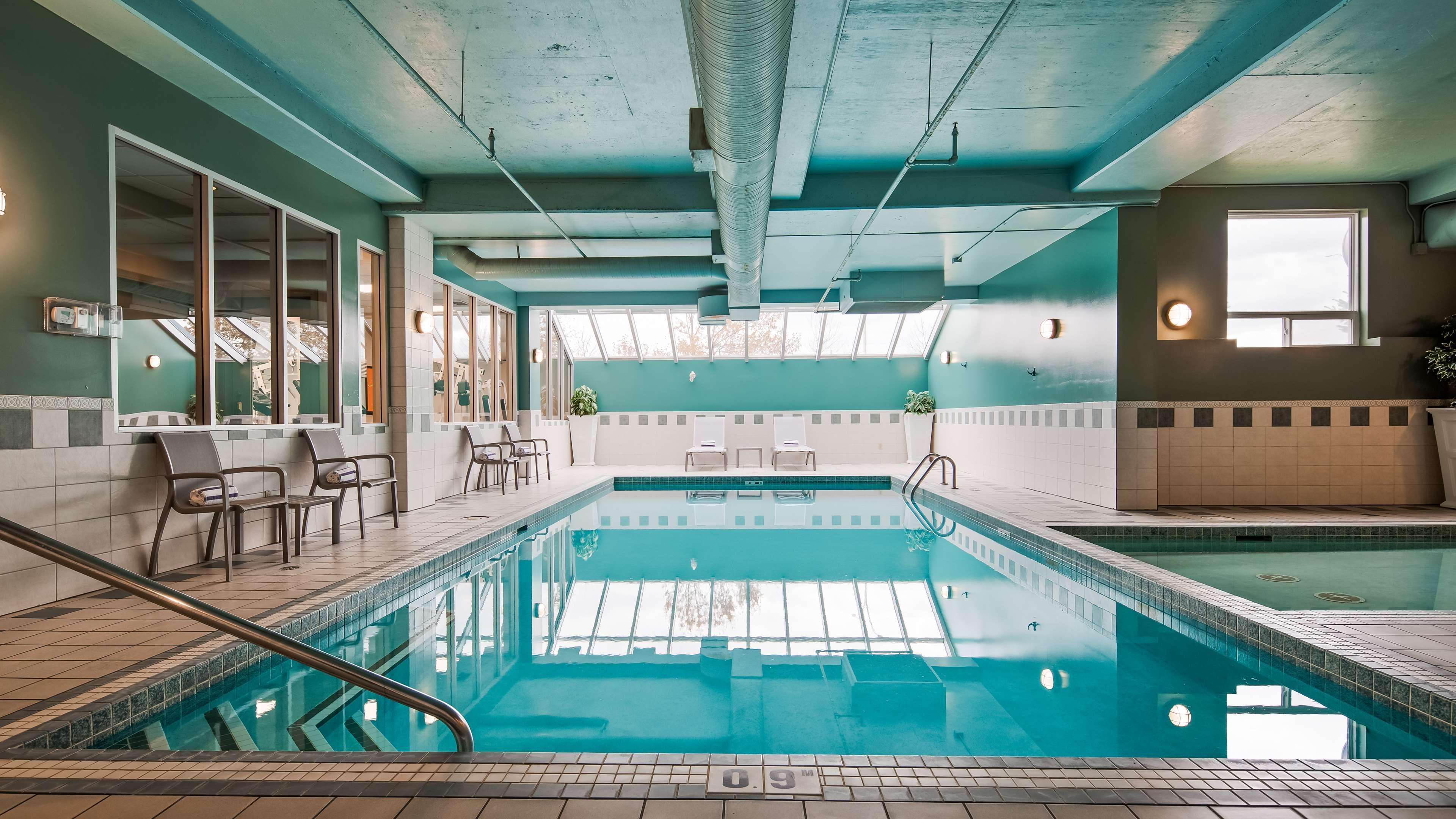Best Western Plus Calgary Centre Inn Экстерьер фото