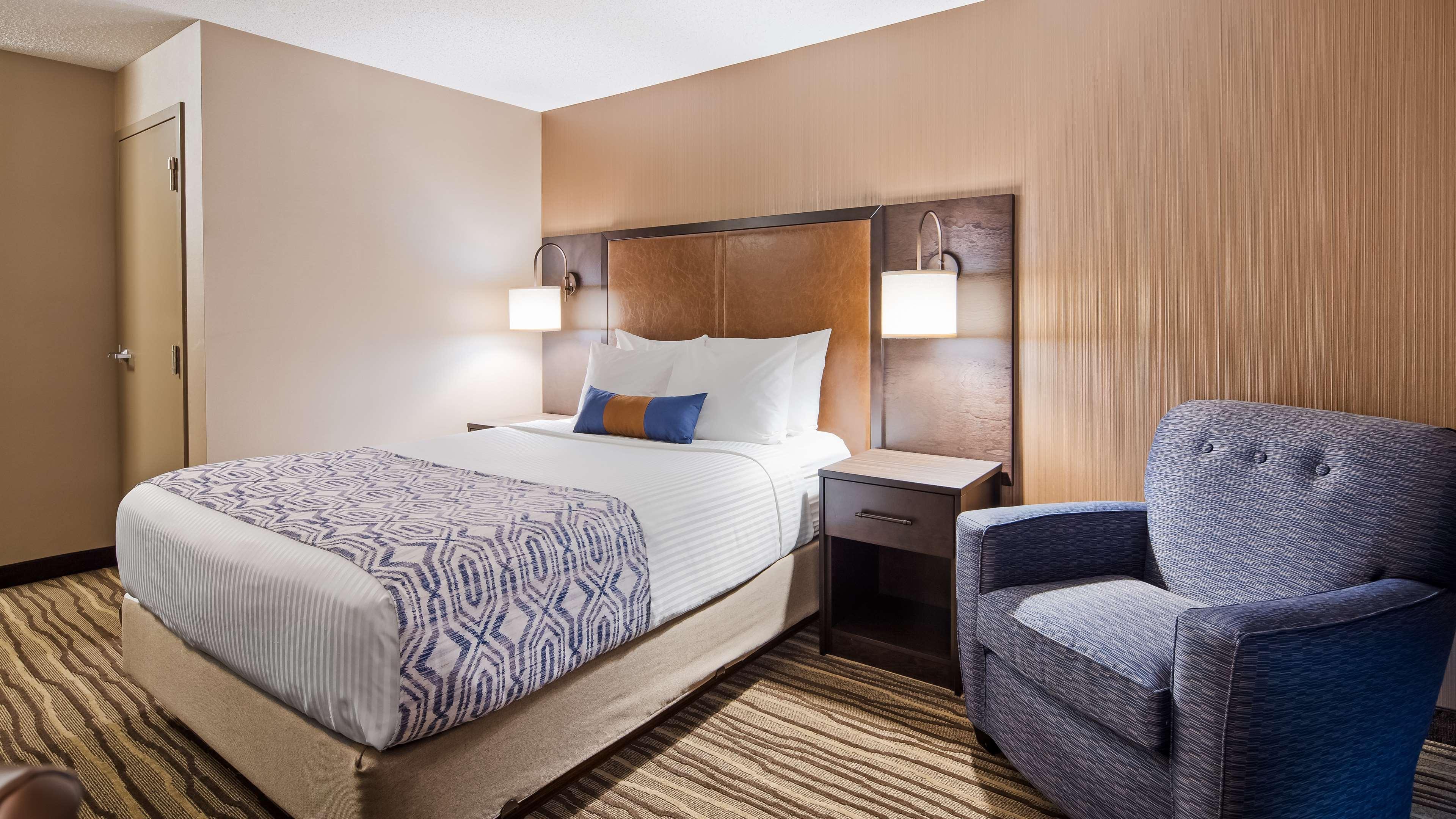 Best Western Plus Calgary Centre Inn Экстерьер фото