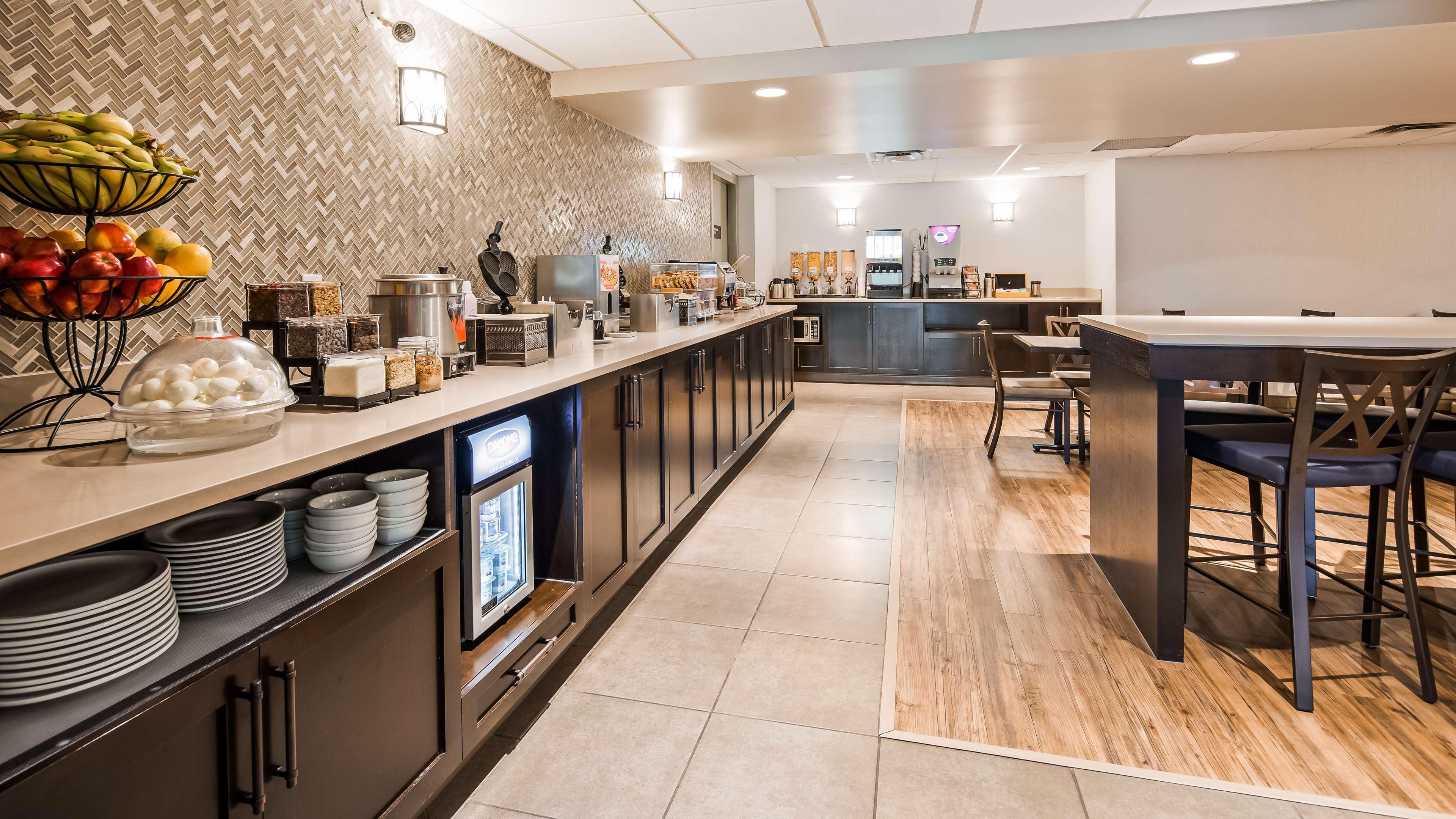 Best Western Plus Calgary Centre Inn Экстерьер фото