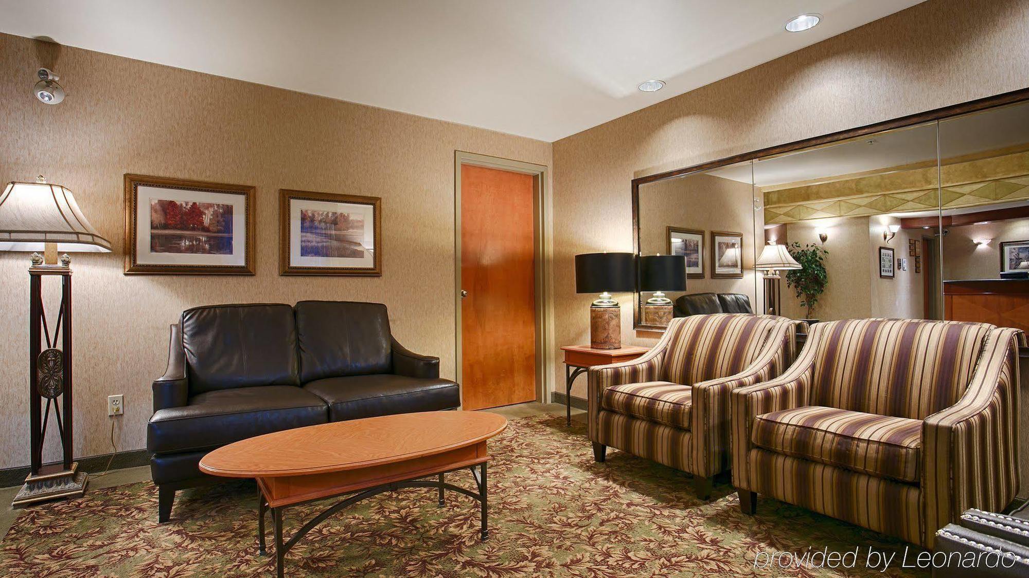 Best Western Plus Calgary Centre Inn Экстерьер фото