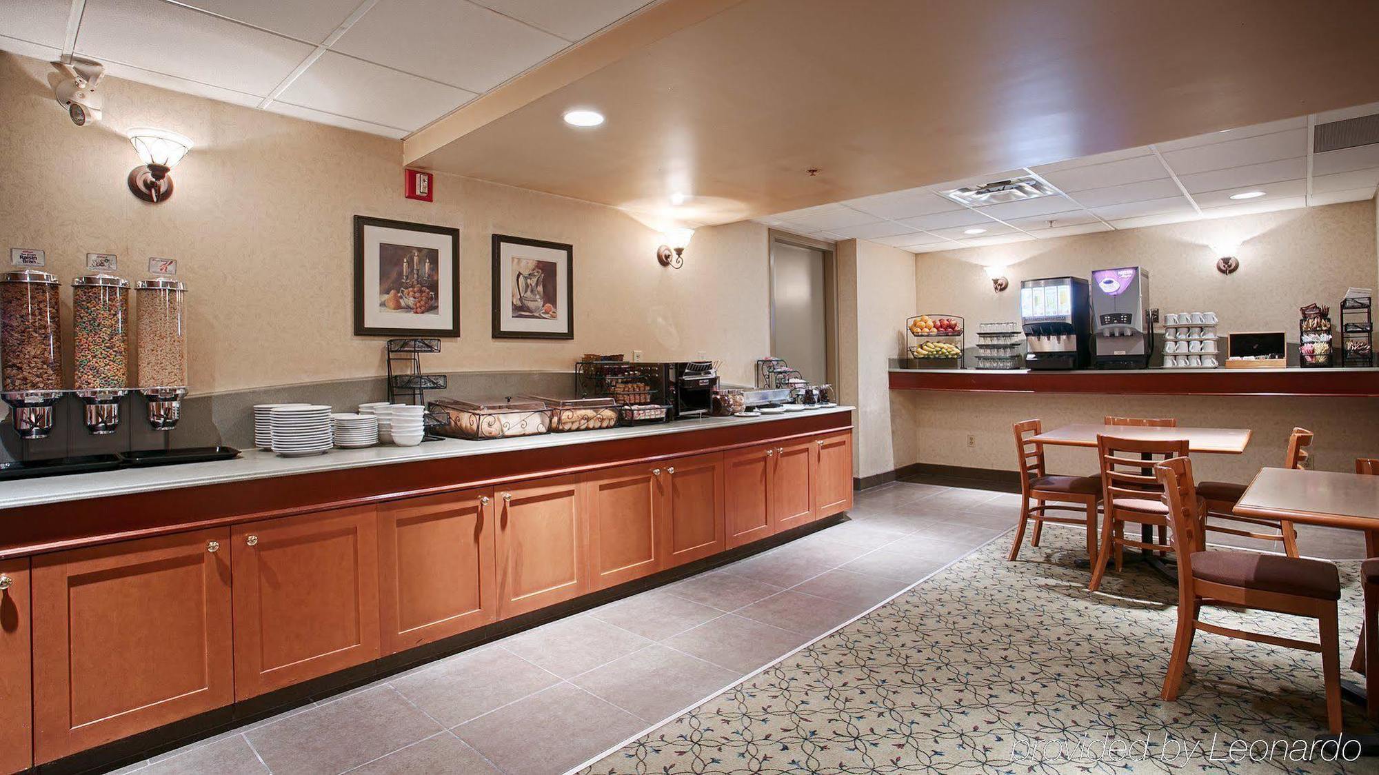 Best Western Plus Calgary Centre Inn Экстерьер фото