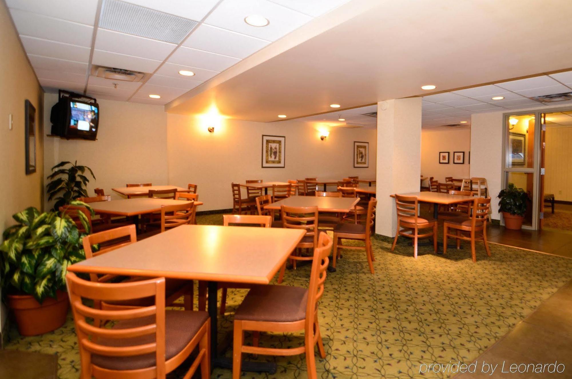 Best Western Plus Calgary Centre Inn Экстерьер фото