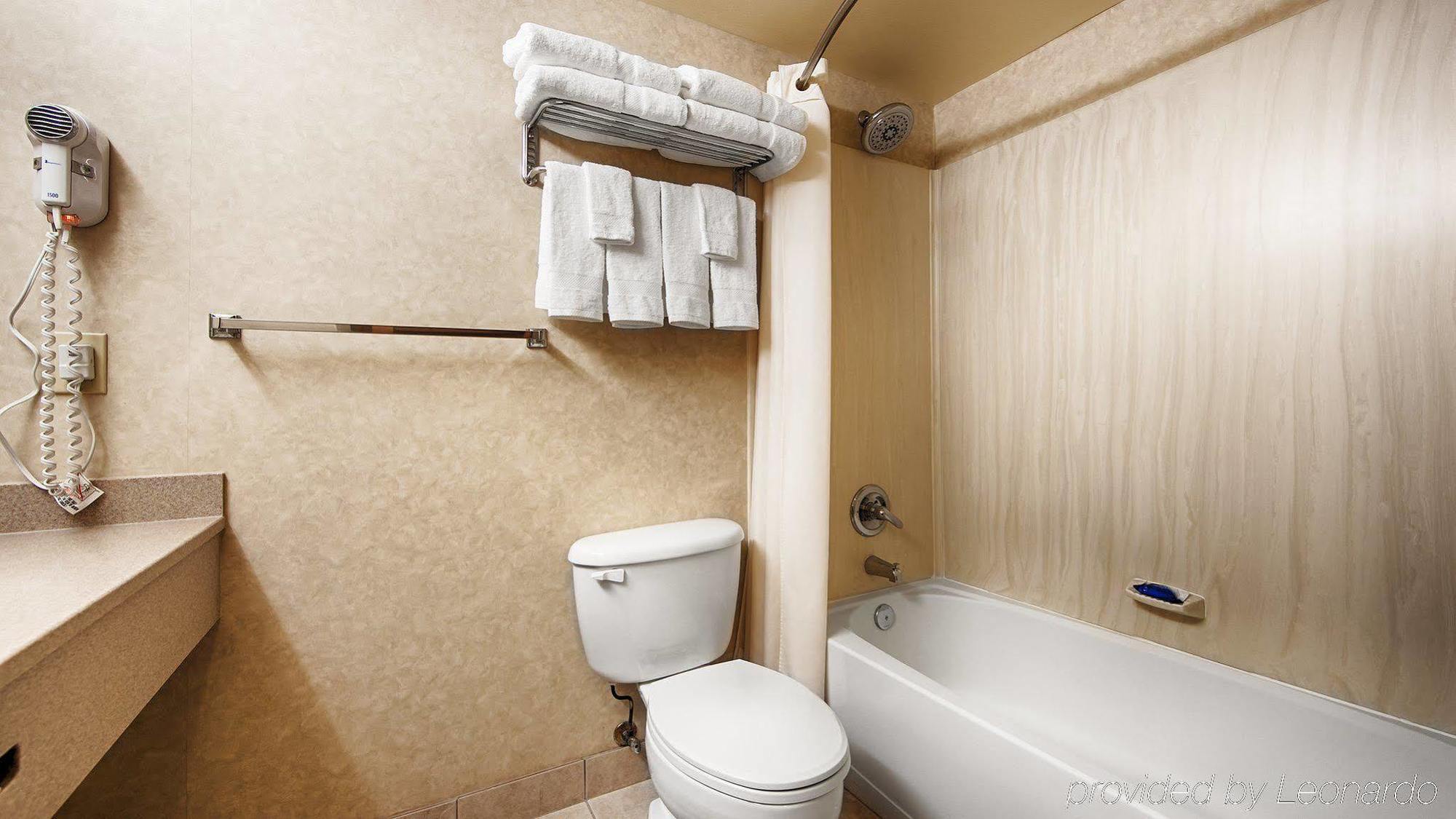 Best Western Plus Calgary Centre Inn Экстерьер фото