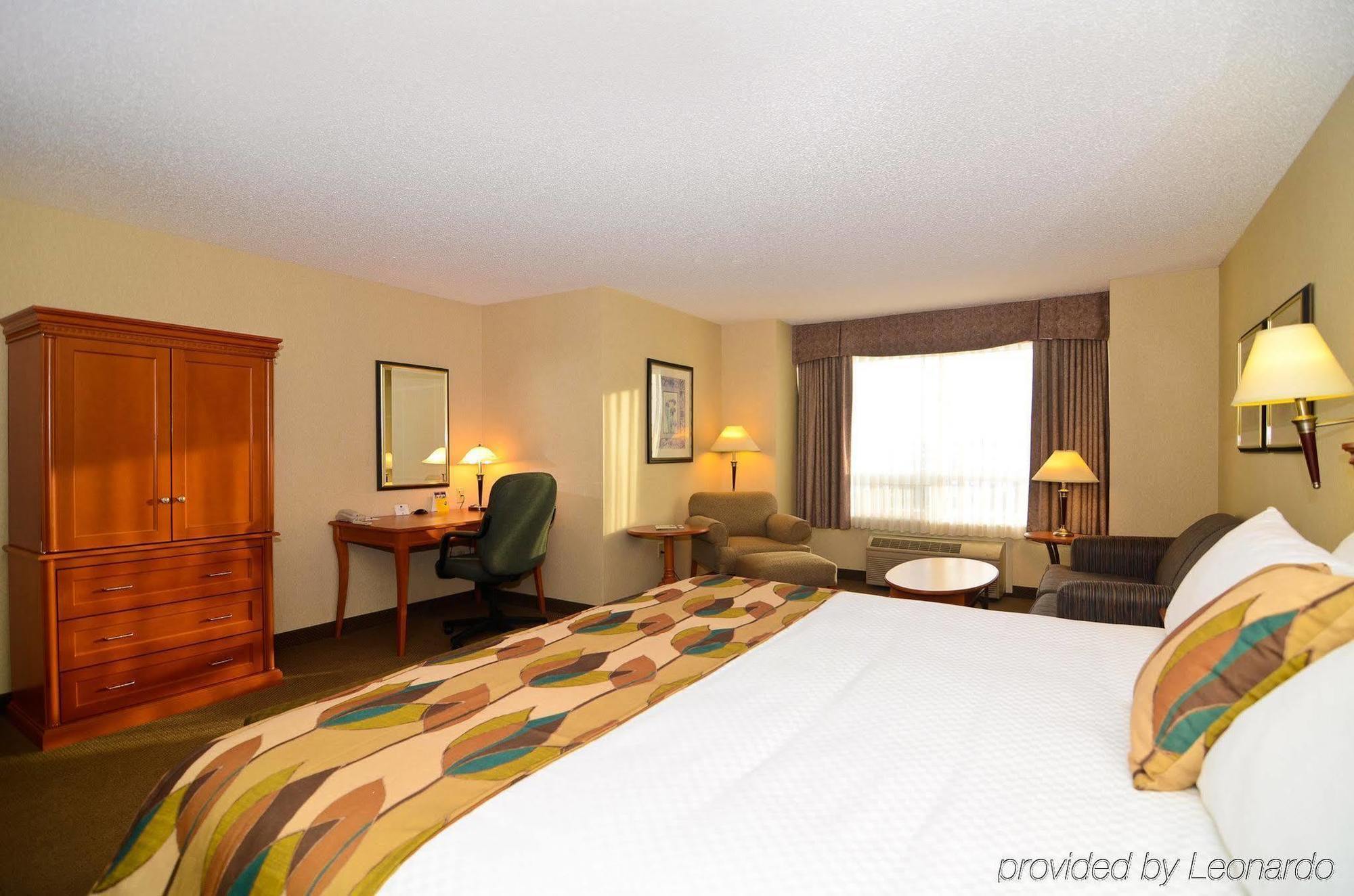 Best Western Plus Calgary Centre Inn Экстерьер фото