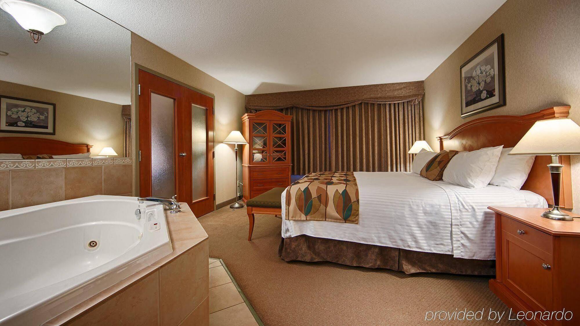 Best Western Plus Calgary Centre Inn Экстерьер фото